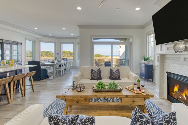 スマートテレビ、暖炉、卓球台