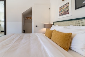 5 bedrooms, iron/ironing board, free WiFi, bed sheets - Conway Buyout - 2 Units by AvantStay | Sleeps 14 (Nashville)