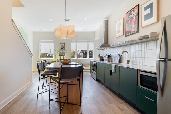 Fridge, oven, stovetop, dishwasher