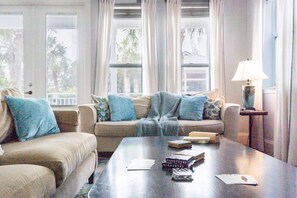 Smart TV, fireplace - Kool Beanz by AvantStay | Private Pool, Near Beach (Destin)