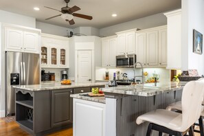 Fridge, microwave, oven, stovetop - Kool Beanz by AvantStay | Private Pool, Near Beach (Destin)