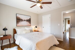 3 habitaciones, escritorio, tabla de planchar con plancha y wifi gratis