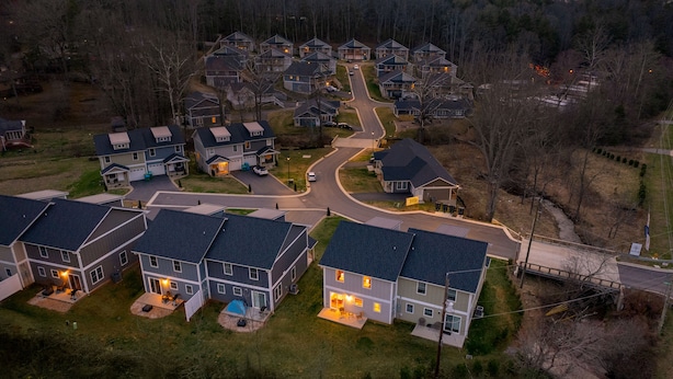 Um bairro residencial com casas que têm varandas e entradas de automóvel.