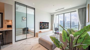 Apartamento Deluxe, 3 habitaciones, balcón, vistas a la ciudad | Zona de estar | Smart TV de 42 pulgadas con canales digitales, Netflix