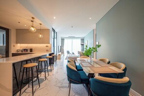 Deluxe-huoneisto, 3 makuuhuonetta, parveke, kaupunkinäköala | Yksityinen keittiö | Jääkaappi, mikroaaltouuni, uuni, liesi