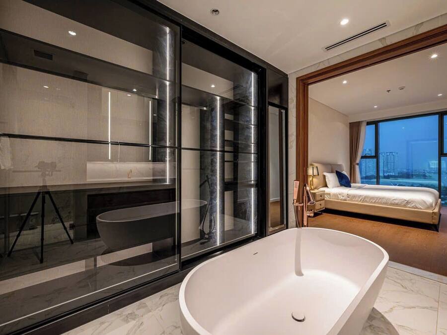 Leilighet – deluxe, 2 soverom, balkong, byutsikt | Bad | Dusj, dusjhode med hydromassaje, designertoalettartikler og hårføner