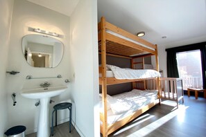 2 bedrooms, travel crib, free WiFi