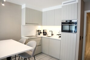 Fridge, microwave, stovetop, dishwasher - Apartment in Nieuwpoort near the Marina (Nieuwpoort)