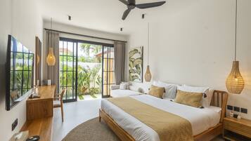 Un dormitorio moderno con una cama grande, un escritorio y vistas al verdor exterior.