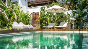 Outdoor pool, pool umbrellas, pool loungers - Vista Villa Ubud (Ubud)