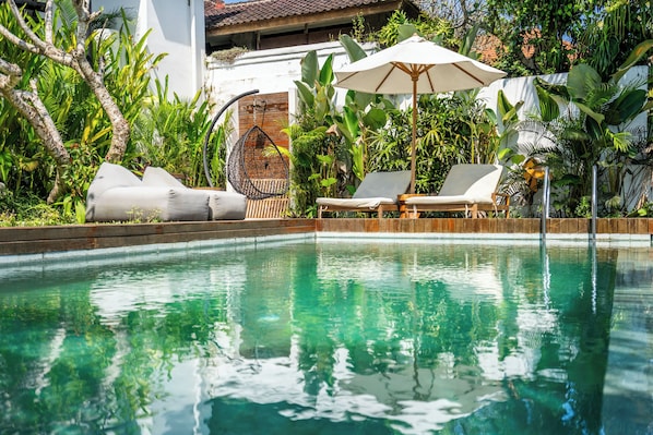 Outdoor pool, pool umbrellas, sun loungers
