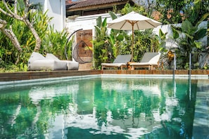 Piscina externa, guarda-sóis, espreguiçadeiras