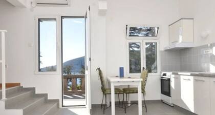 Comfortable apartment near beaches & attractions, free WiFi & parking, terrace