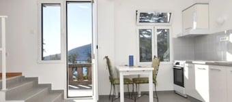 Comfortable apartment near beaches & attractions, free WiFi & parking, terrace