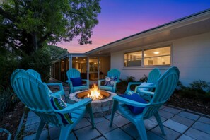 Terrace/patio - Quiet Getaway: Gorgeous Modern Home Near Beach, Dog Friendly – Families/Couples Only, No Parties (Sarasota)