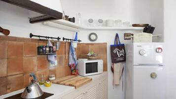 Een koelkast, een magnetron, een oven, een kookplaat