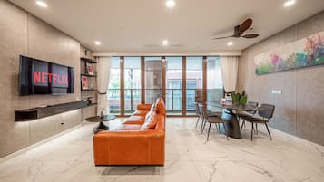 Apartamento Deluxe, 3 habitaciones, balcón, vistas a la ciudad | Zona de estar | Smart TV de 42 pulgadas con canales digitales, Netflix