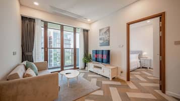 Apartamento Deluxe, 1 habitación, balcón, vistas a la ciudad | Zona de estar | Smart TV de 42 pulgadas con canales digitales, Netflix