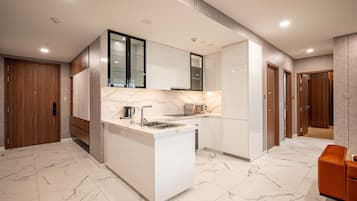 Apartamento Deluxe, 3 habitaciones, balcón, vistas a la ciudad | Cocina privada | Frigorífico, microondas, horno y placa de cocina