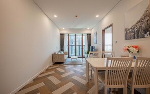 Appartement Deluxe, 1 chambre, balcon, vue ville | Coin séjour | TV connectée de 42 pouces avec chaînes numériques, Netflix