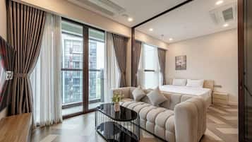 Apartamento luxo, 1 quarto, vista para a cidade | Área de estar | Smart TV 42 polegadas com canais digitais, Netflix