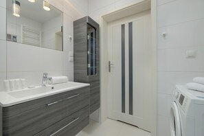 Apartment, 1 Bedroom, Private Bathroom | Bathroom | Shower, free toiletries, towels, toilet paper - Apartment With Garden by Renters (Kraków)