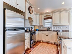 冷蔵庫、電子レンジ、オーブン、コンロ