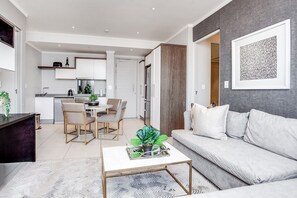 Appartement luxueux | Aire de séjour | Téléviseur connecté, Netflix, services de diffusion en continu