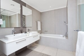 Departamento de lujo | Baño | Regadera, regadera tipo lluvia, toallas, papel de ba ño 