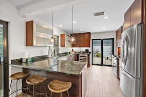 Réfrigérateur, four à micro-ondes, un four, surface de cuisson