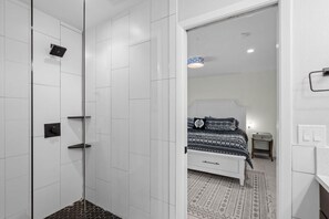 3 habitaciones, escritorio y tabla de planchar con plancha