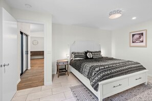 3 soverom, skrivebord, strykejern/-brett og reiseseng for barn