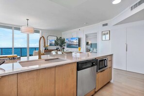 Geladeira, micro-ondas, fogão, cooktop