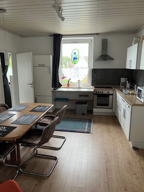 Kühlschrank, Mikrowelle, Herdplatte, Wasserkocher mit Kaffee-/Teezubehör