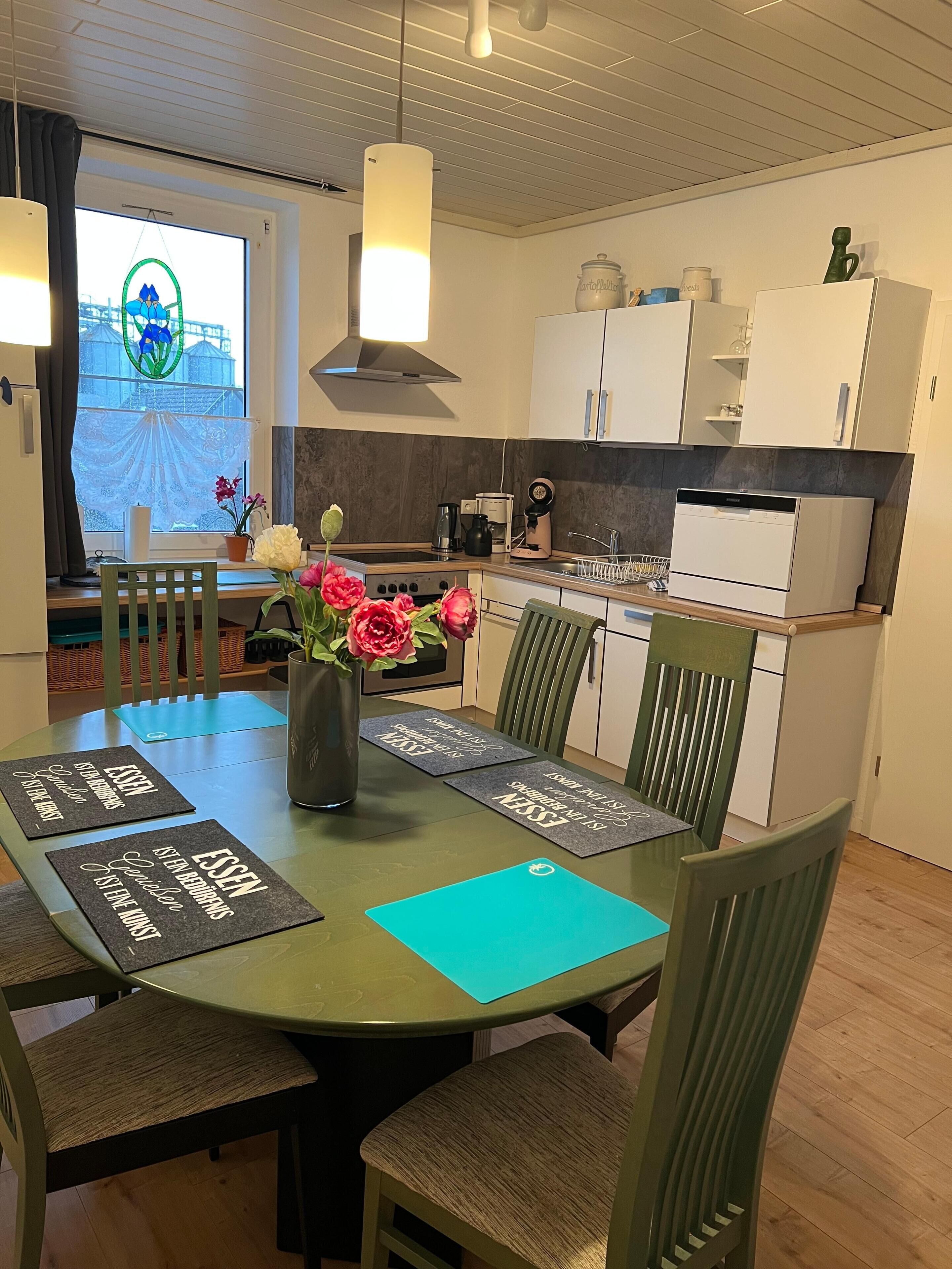 Réfrigérateur, micro-ondes, plaque de cuisson, cafetière/bouilloire