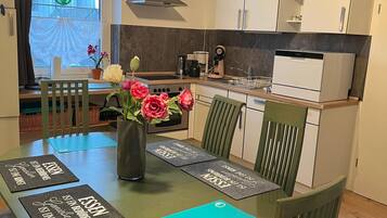 Réfrigérateur, micro-ondes, plaque de cuisson, cafetiÚre/bouilloire