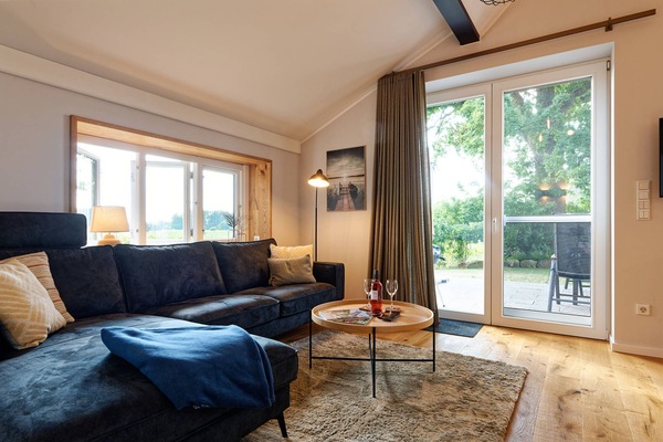 Ferienhaus für 1-4 Pers., 72 m²-Wohnzimmer mit Blick auf die gemütliche Terrasse