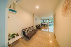 Living area - GAO Phala beachfront hostel & pool villa (Ban Chang)