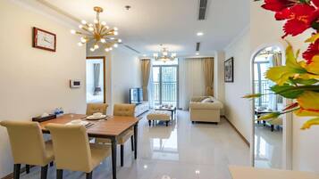 Departamento Deluxe, 1 habitación, balcón, vista a la ciudad | Área de sala de estar | Smart TV de 42 pulgadas con canales digitales y Netflix