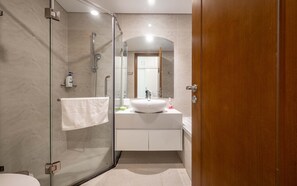 Deluxe Apartment, 3 Bedrooms, Balcony, City View | Bathroom - Vinhomes Riverside Luxury Condo (Ho Chi Minh City)