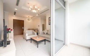Deluxe-Apartment, 3 Schlafzimmer, Balkon, Stadtblick | Wohnbereich | 42-Zoll-Smart-TV mit Digitalempfang, Netflix, Streaming-Dienste