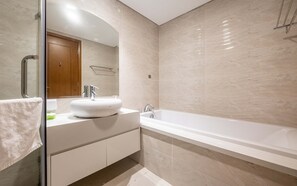 Deluxe-lejlighed - 3 soveværelser - balkon - byudsigt | Badeværelse | Bruser, brusehoved med hydromassage, designertoiletartikler, hårtørrer