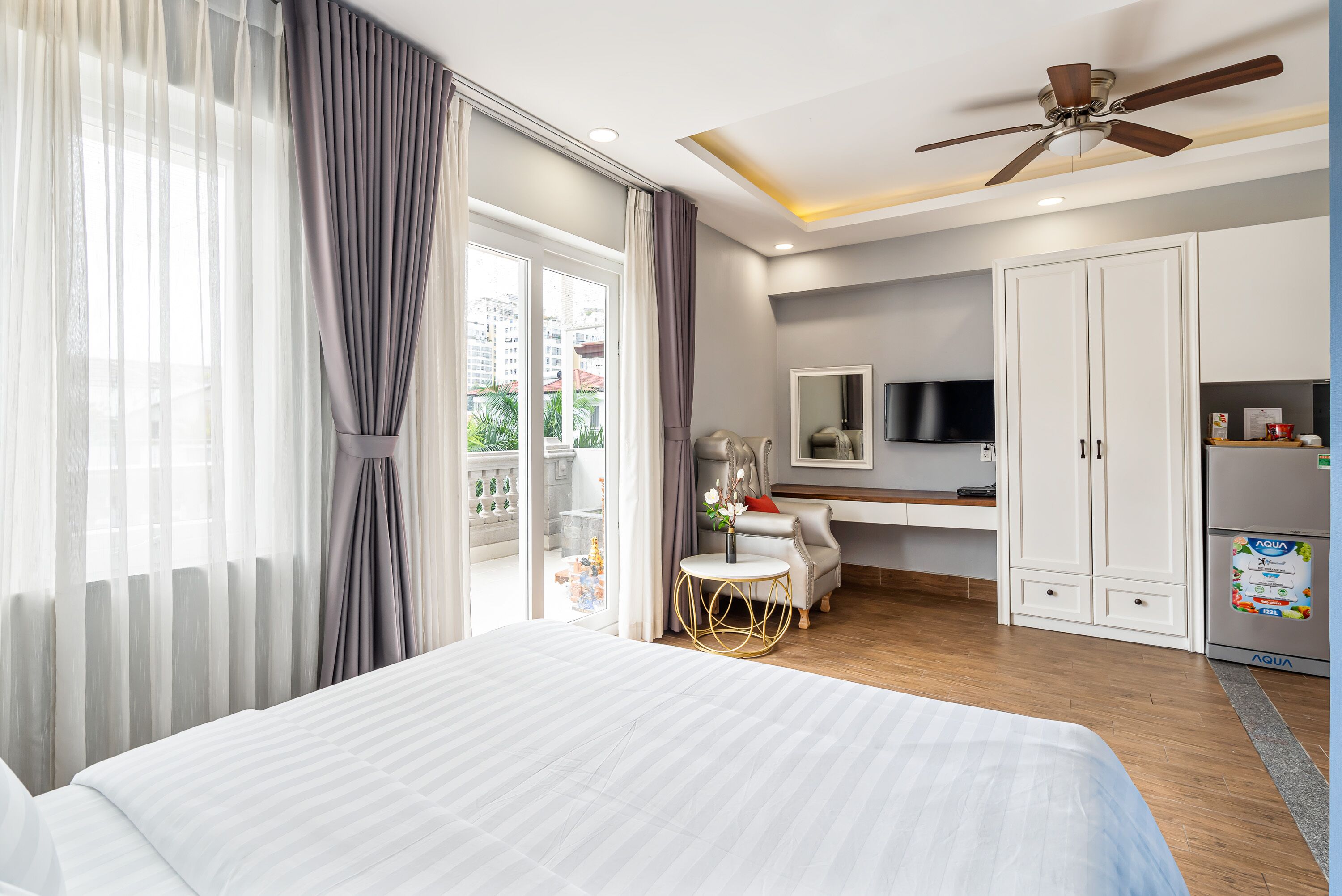 Phòng Suite Superior, quang cảnh thành phố | Minibar với thức ăn, đồ uống miễn phí, bàn, màn/rèm cản sáng 