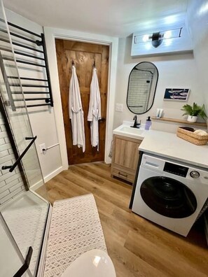 Shower, towels, soap, shampoo - Hatcher Pass Lakeside Hideaway with Hot Tub! (Wasilla)