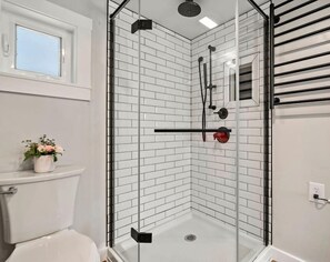 Shower, towels, soap, shampoo - Hatcher Pass Lakeside Hideaway with Hot Tub! (Wasilla)