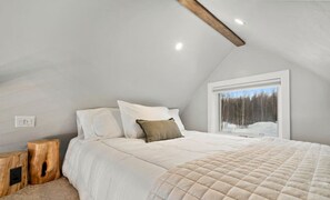 1 bedroom, iron/ironing board, WiFi, bed sheets - Hatcher Pass Lakeside Hideaway with Hot Tub! (Wasilla)