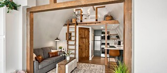 Hatcher Pass Lakeside Hideaway with Hot Tub!