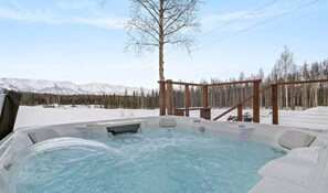 Outdoor spa tub - Hatcher Pass Lakeside Hideaway with Hot Tub! (Wasilla)