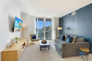 Una televisión, una oficina