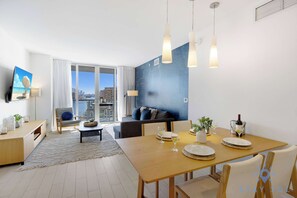 Una televisión, una oficina